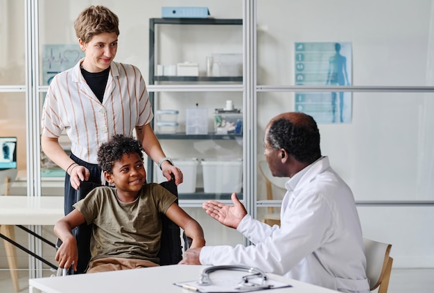 Medico che discute la riabilitazione con il paziente