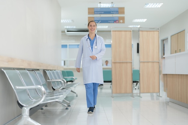 Medico che fa diverse pose in ospedale