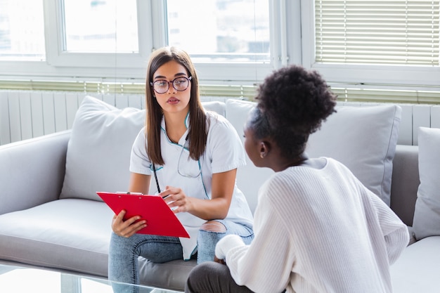 Medico che ha una discussione con un paziente