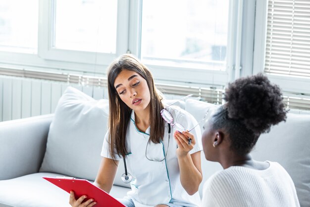 Medico che ha una discussione con un paziente