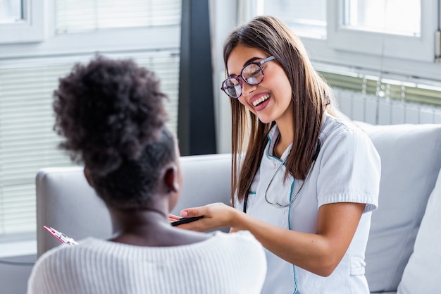 Medico che ha una discussione con un paziente