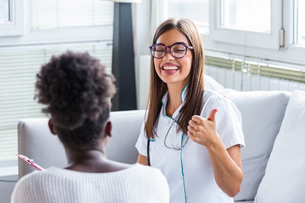 Medico che ha una discussione con un paziente