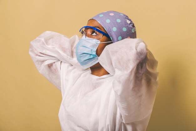 Medico che indossa tuta protettiva e maschera facciale per combattere il Covid19