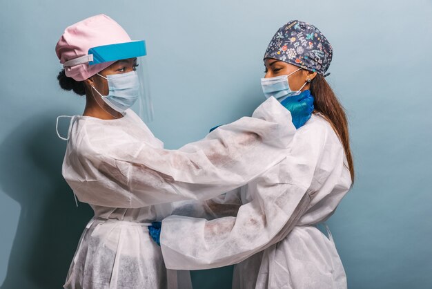 Medico che indossa tuta protettiva e maschera facciale per combattere il Covid19