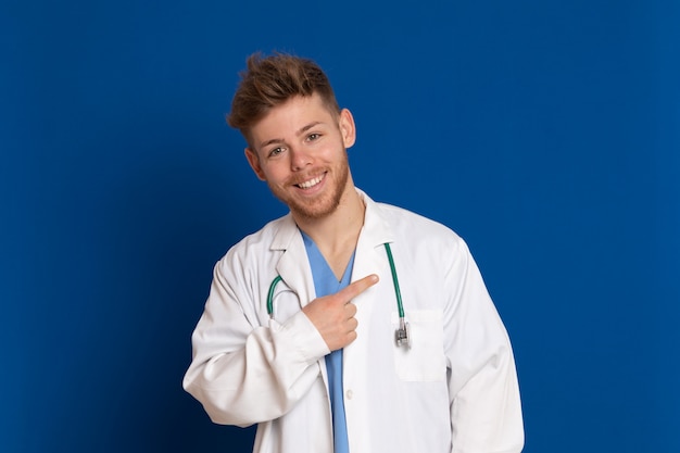 Medico che indossa un camice bianco da laboratorio