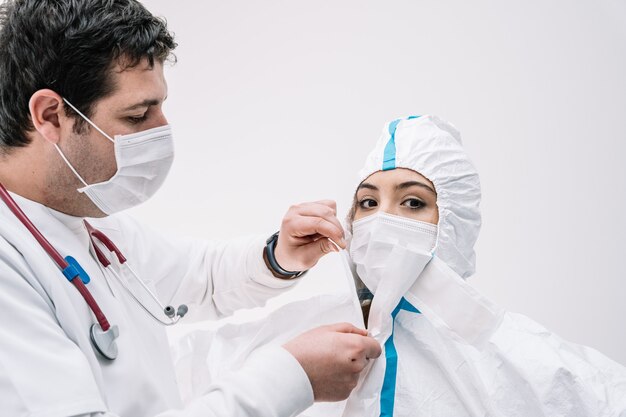 Medico che indossa un costume protettivo durante l'epidemia di COVID 19