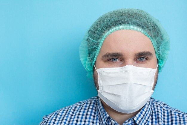 Medico che indossa una maschera protettiva contro il coronavirus.