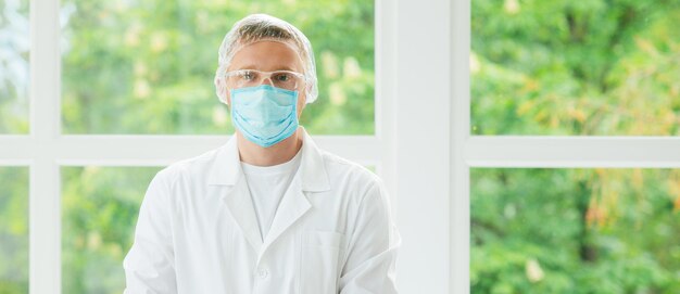 Medico che indossa una maschera protettiva contro il coronavirusStop virus Programma di vaccinazione