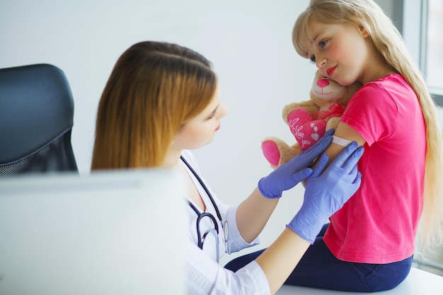 Medico che inietta la vaccinazione nel braccio piccolo bambino concetto sano e medico