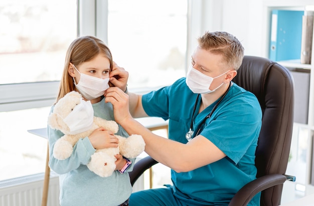 Medico che mette maschera sulla ragazza