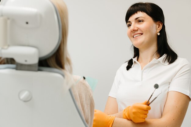 Medico che parla con il suo paziente