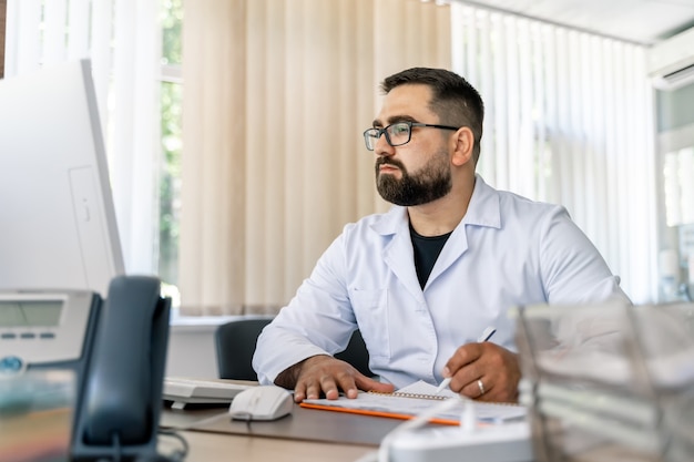 Medico che prescrive la medicina. Diagnosi di scrittura dell'operatore medico. Studio medico.