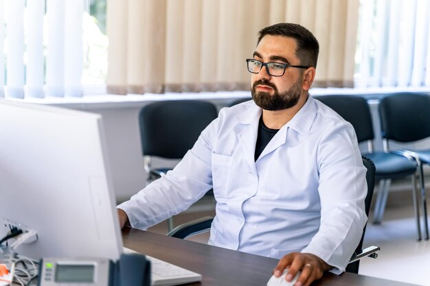 Medico che prescrive la medicina L'operatore medico sta lavorando sul computer Ufficio medico