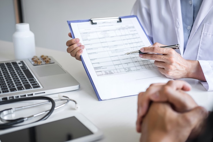 Foto medico che presenta un rapporto di diagnosi sintomo di malattia e raccomanda il metodo con il trattamento del paziente