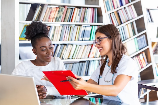 Medico che spiega i risultati a un paziente