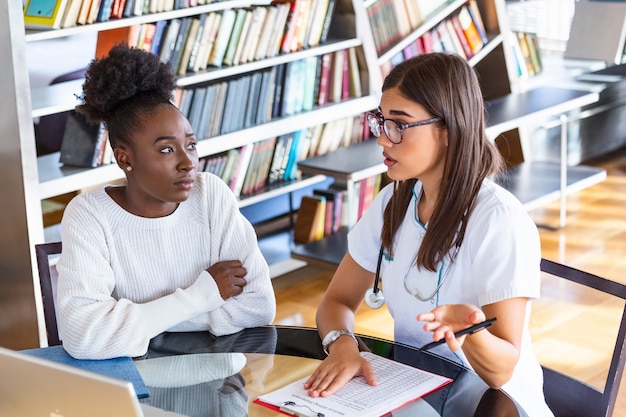 Medico che spiega i risultati a un paziente