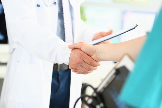 Medico che stringe la mano al paziente dopo aver raccomandato con successo i trattamenti