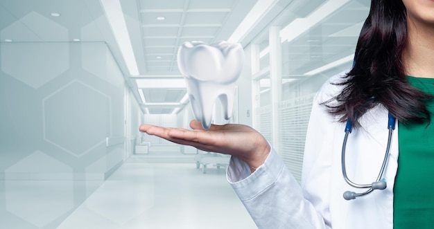 Medico che tiene i denti 3d a disposizione soluzioni ospedaliere farmaci e banner farmacia rendering 3d