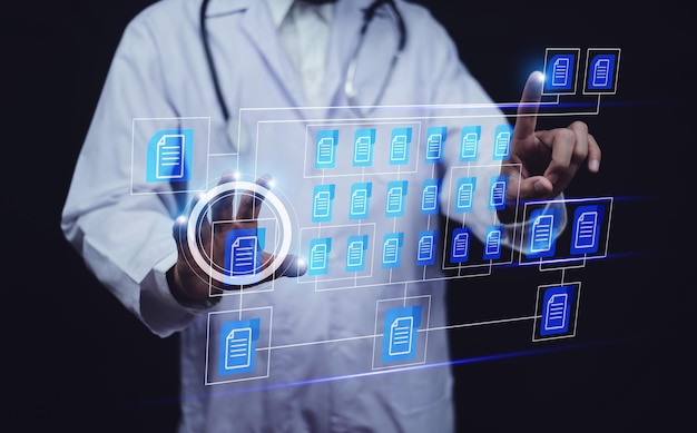 Medico che utilizza il software per computer Document Management System DMS automazione del processo di database della documentazione online per gestire in modo efficiente i file