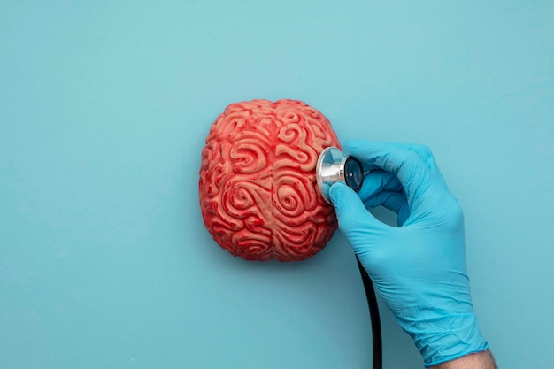 Medico che utilizza uno stetoscopio per analizzare un concetto di salute mentale del cervello