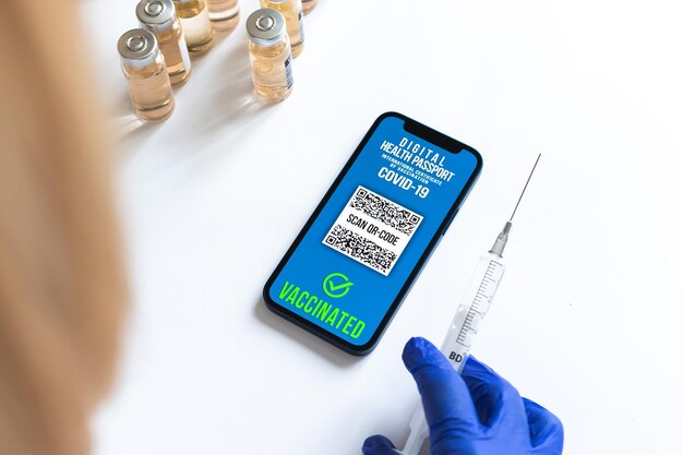 Medico con app passaporto sanitario sullo smartphone del paziente, concetto di vaccinazione COVID-19, risultato negativo e approvato per un viaggio sicuro, foto di sfondo bianco