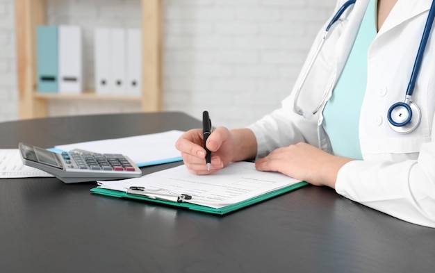 Medico con documenti sul posto di lavoro Assicurazione sanitaria
