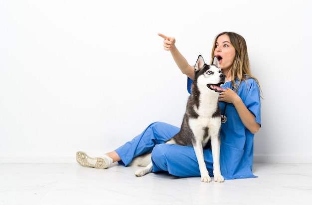 Medico con il suo cane seduto sul pavimento