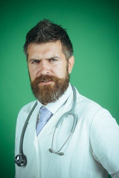 Medico con la barba vestito di bianco abito medico medicina e concetto di salute bello serio