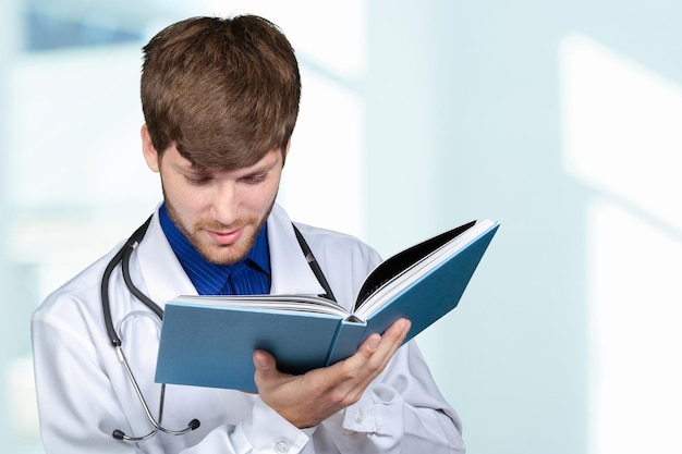 Medico con lo stetoscopio che legge i suoi appunti