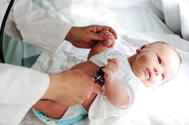 Medico con neonato su uno sfondo bianco