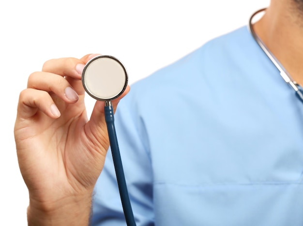 Medico con stetoscopio isolato su bianco
