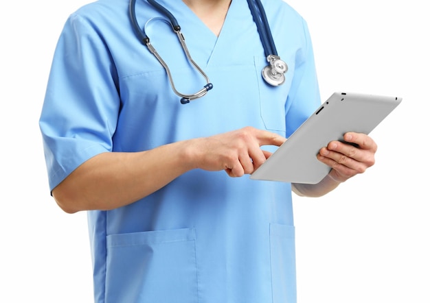 Medico con tablet isolato su bianco