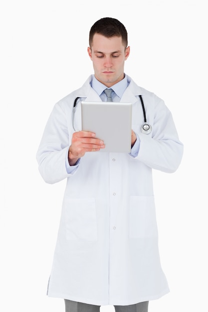 Medico con tablet pc