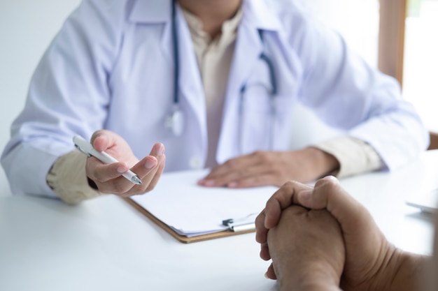 Medico confortante paziente presso la sala di consultazione.