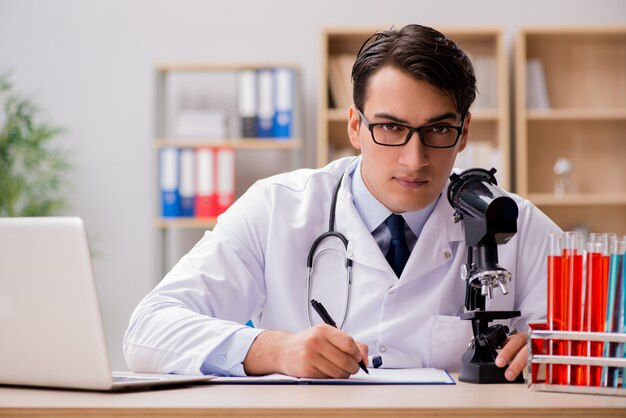 Medico dell'uomo che lavora in laboratorio