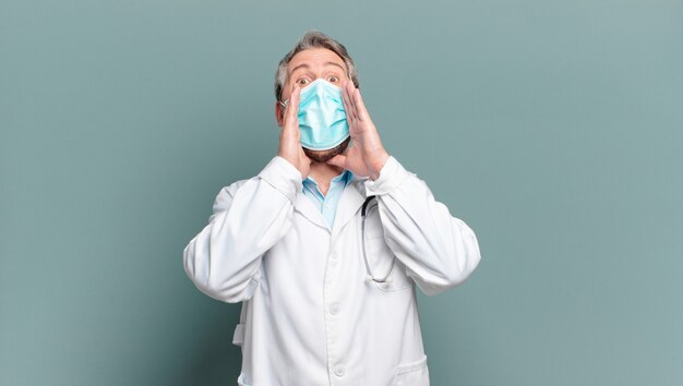 Medico dell'uomo di mezza età con una maschera protettiva