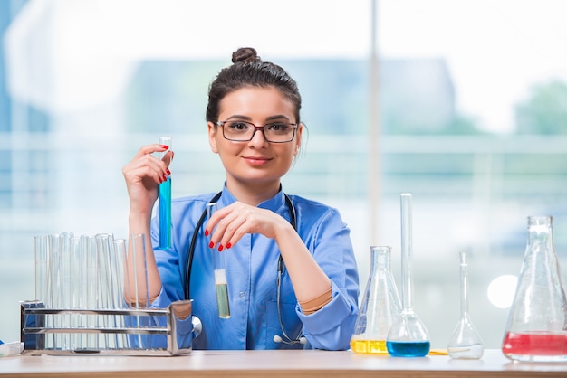 Medico della donna che effettua le prove chimiche in laboratorio