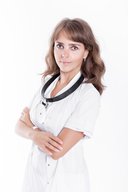 Medico della donna che indossa occhiali e cappotto medico