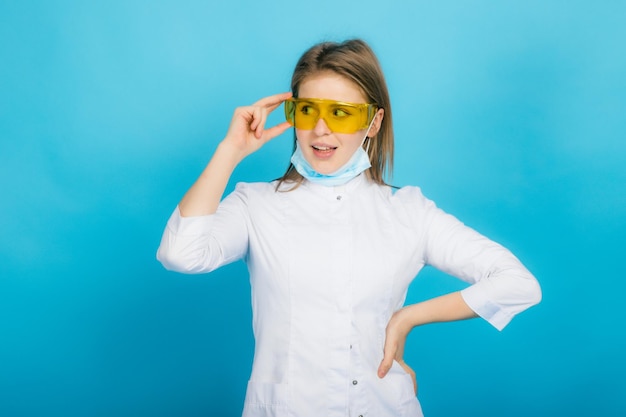 Medico della donna sull'azzurro