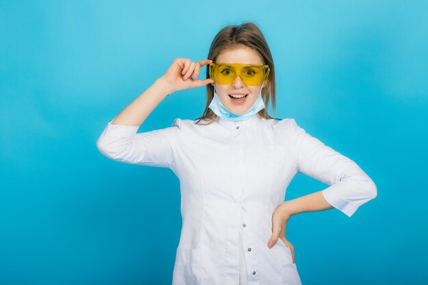 Medico della donna sull'azzurro