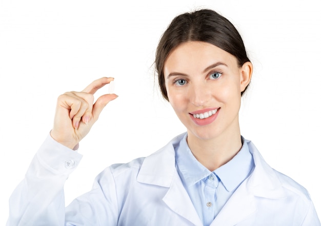 Medico della giovane donna che fa presentazione di una medicina isolata su bianco