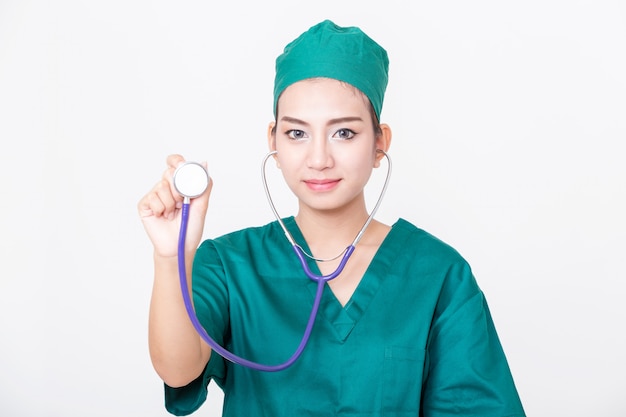 Medico della giovane donna con lo stetoscopio su fondo bianco.