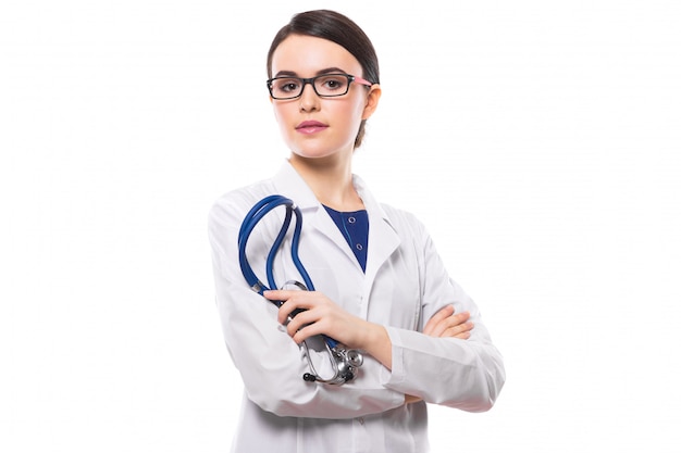 Medico della giovane donna in uniforme bianca su fondo bianco