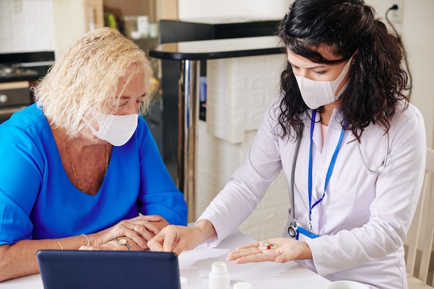 Medico di base che prescrive farmaci