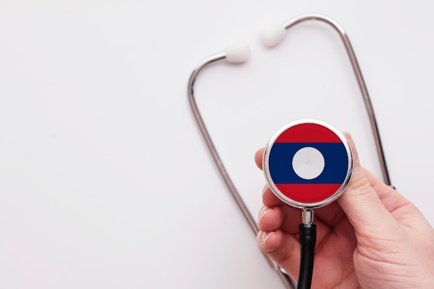 Medico di concetto di assistenza sanitaria del Laos che tiene uno stetoscopio medico
