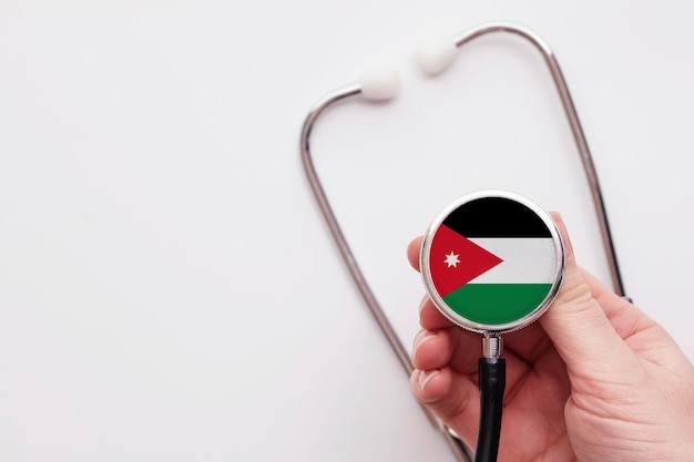 Medico di concetto di assistenza sanitaria della Giordania che tiene uno stetoscopio medico
