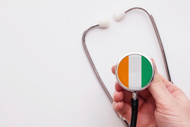 Medico di concetto di sanità dell'Irlanda che tiene uno stetoscopio medico