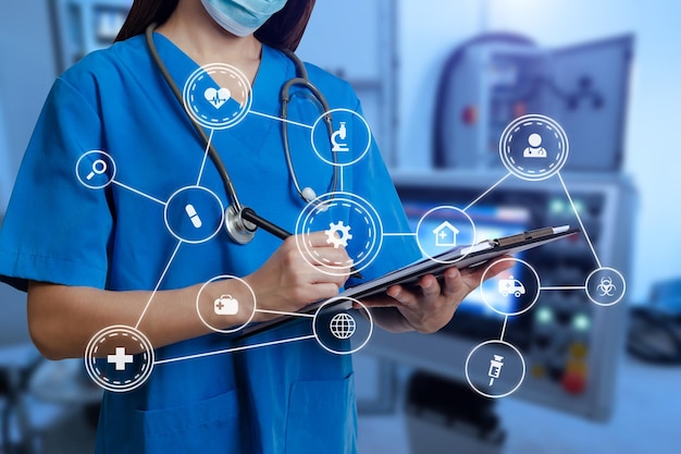 Medico di medicina che tocca la cartella clinica elettronica su tablet Sanità digitale e connessione di rete su ologramma moderna icona virtuale