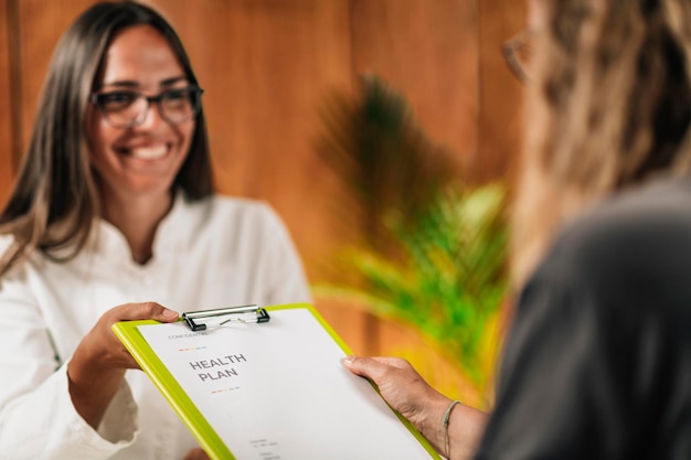 Medico di medicina funzionale che fornisce un piano sanitario personale al cliente