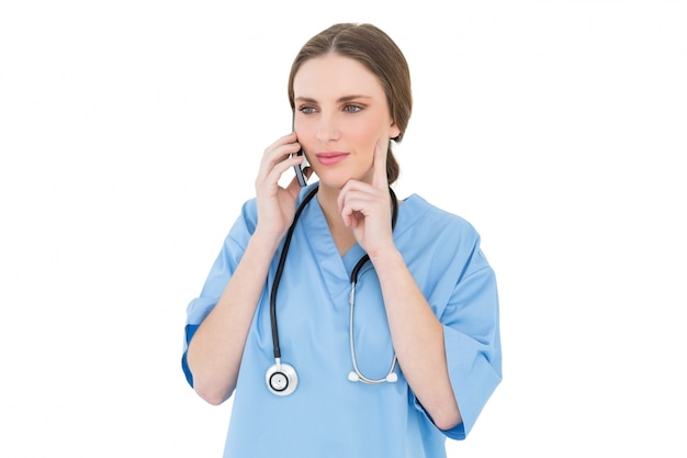 Medico di pensiero donna telefonando con il suo smartphone